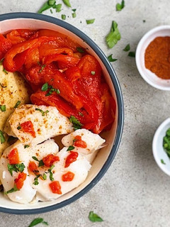 Una foto de Puré de garbanzos con bacalao y pimientos rojos. Receta sana