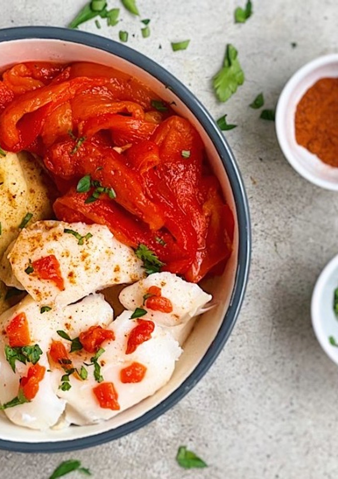 Una foto de Puré de garbanzos con bacalao y pimientos rojos. Receta sana