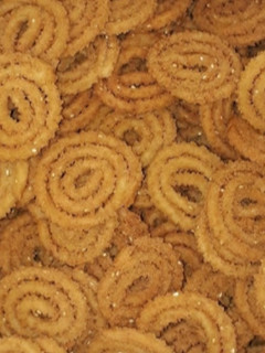 ચકરી (Chakri Recipe In Gujarati) રેસીપી મુખ્ય ફોટો