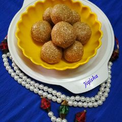 A picture of Til and gud ke ladoo.