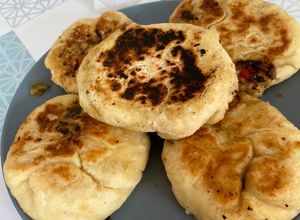 Une photo de Naan fourré viande hachée et fromage