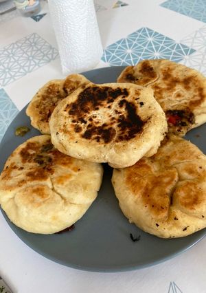 Une photo de Naan fourré viande hachée et fromage