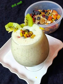 कीवी लस्सी (Kiwi Lassi Recipe in Hindi) रेसिपी मुख्य फोटो