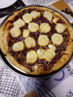 Una foto de Pizza de fiambre de cerdo y rulo de queso de cabra