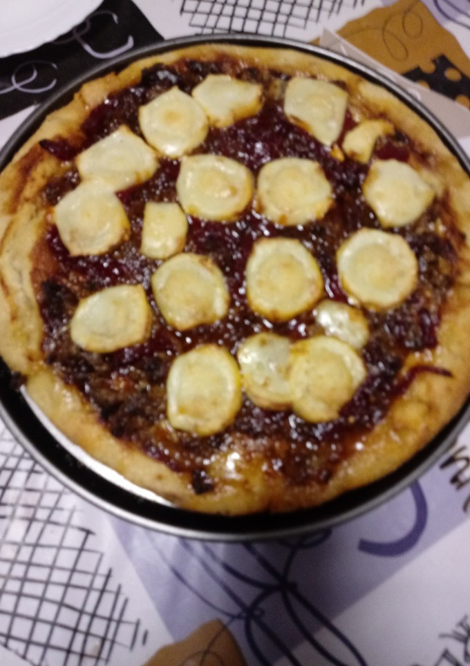 Una foto de Pizza de fiambre de cerdo y rulo de queso de cabra
