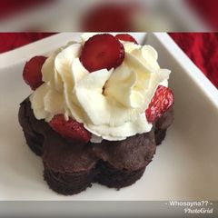 A picture of Whosayna’s Brownie topped with Strawberry Swirl.