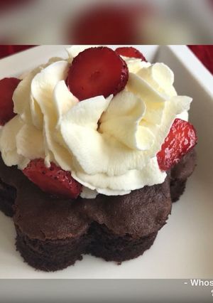 A picture of Whosayna’s Brownie topped with Strawberry Swirl.