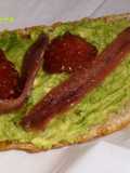 Flauta de aguacate y anchoas