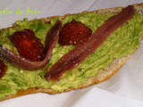 Flauta de aguacate y anchoas