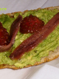 Una foto de Flauta de aguacate y anchoas