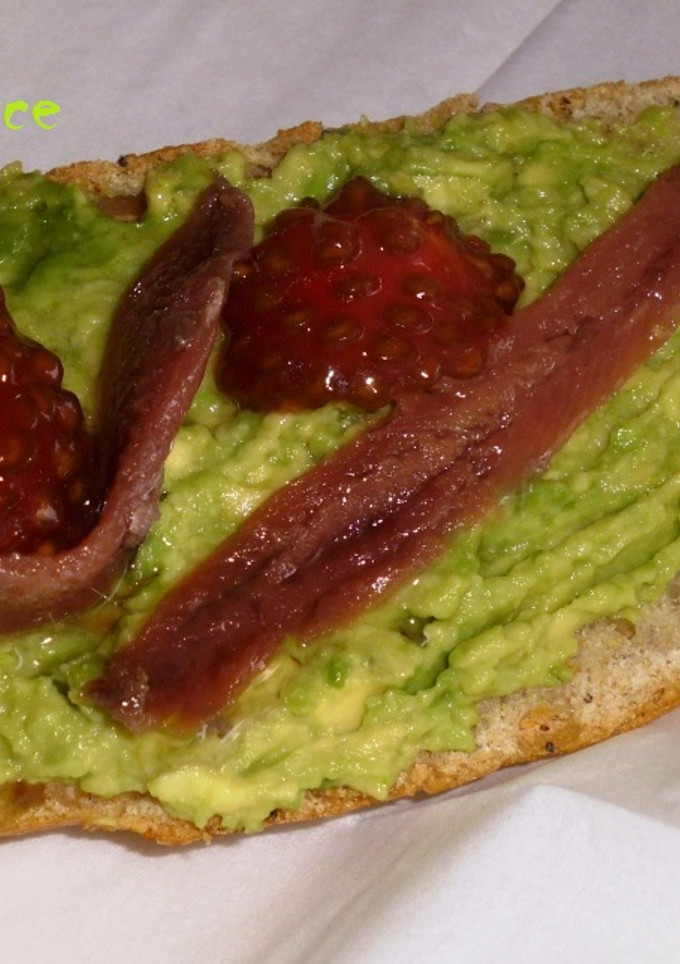 Una foto de Flauta de aguacate y anchoas