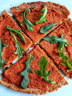 Una foto de 🍕Pizza con base de soja texturizada y sobrasada vegana🍕