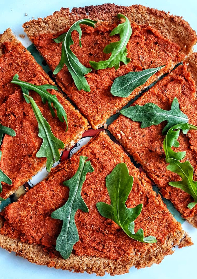 Una foto de 🍕Pizza con base de soja texturizada y sobrasada vegana🍕