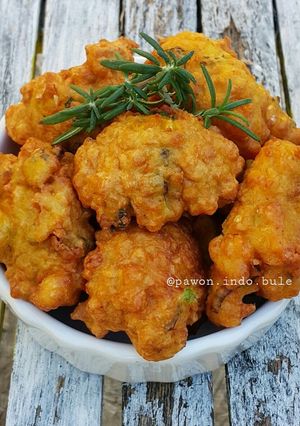 A picture of Indonesian Corn Fritters.