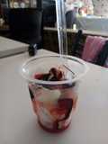 Sundae casero con salsa de frutilla casero