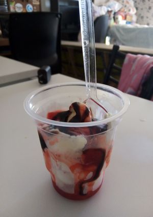 Una foto de Sundae casero con salsa de frutilla casero