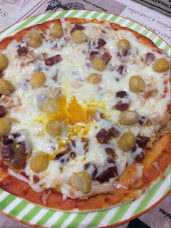 Una foto de Pizza casera con ingredientes varios