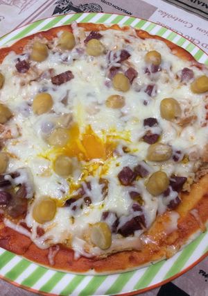 Una foto de Pizza casera con ingredientes varios