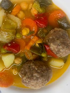 Una foto de Albóndigas en salsa con verduras
