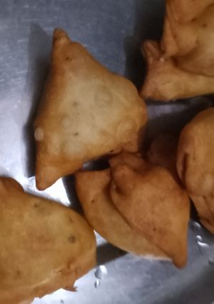 समोसे(samosa recipe in hindi) रेसिपी मुख्य फोटो
