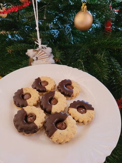 Mogyorós linzer nutellával töltve recept fotója