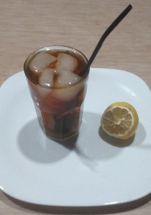 Una foto de Té helado con menta y limón