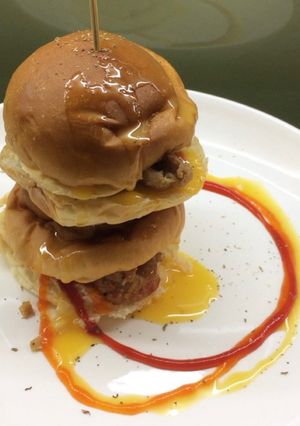 Hình của món Burger thịt nướng xốt trứng.