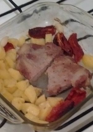 Una foto de Cerdo con tomates secos y ajo