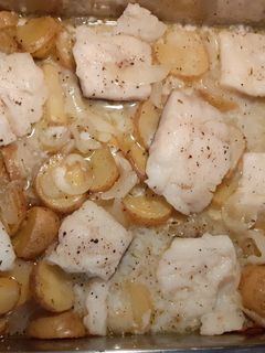 Una foto de Bacalao con patatas, cebolla y vino blanco