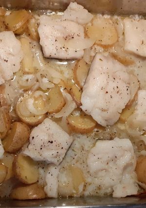 Foto principal de Bacalao con patatas, cebolla y vino blanco