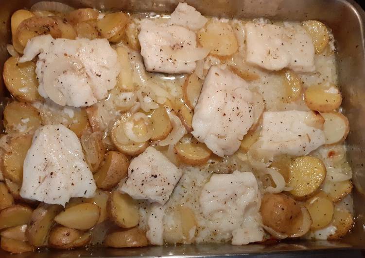 Bacalao con patatas, cebolla y vino blanco