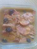 Carne salón de res guisado con ciruelas pasa y tocino