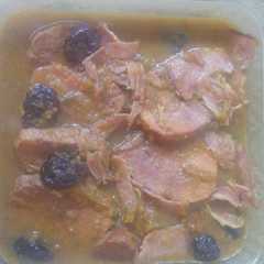A picture of Carne salón de res guisado con ciruelas pasa y tocino.