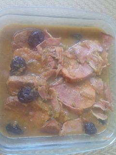 Una foto de Carne salón de res guisado con ciruelas pasa y tocino