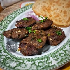 A picture of Kachay qeemay k kabab with puri.