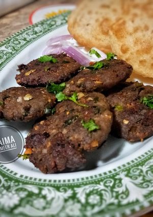 A picture of Kachay qeemay k kabab with puri.