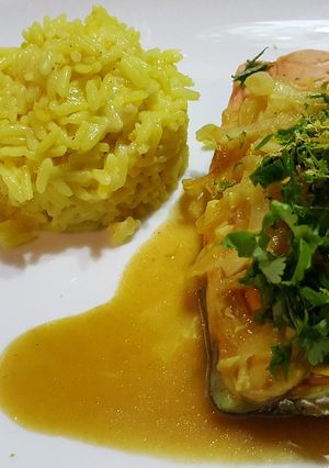 Una foto de Salmón con arroz