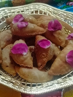 कुरकुरी मावा गुजिया (Kurkuri mawa gujiya recipe in hindi) रेसिपी मुख्य फोटो