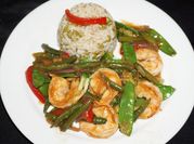 Una foto de arroz salteado con verduras