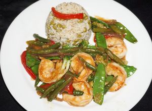 Una foto de Camarones salteados con vegetales