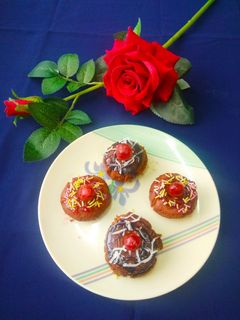 क्रिस्पी बिस्किट्स डोनट्स (biscuit donut recipe in marathi) रेसिपी चे मुख्य फोटो 