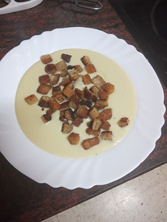 Una foto de Crema de puerros, apio y almendras con pan frito