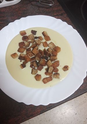 Una foto de Crema de puerros, apio y almendras con pan frito