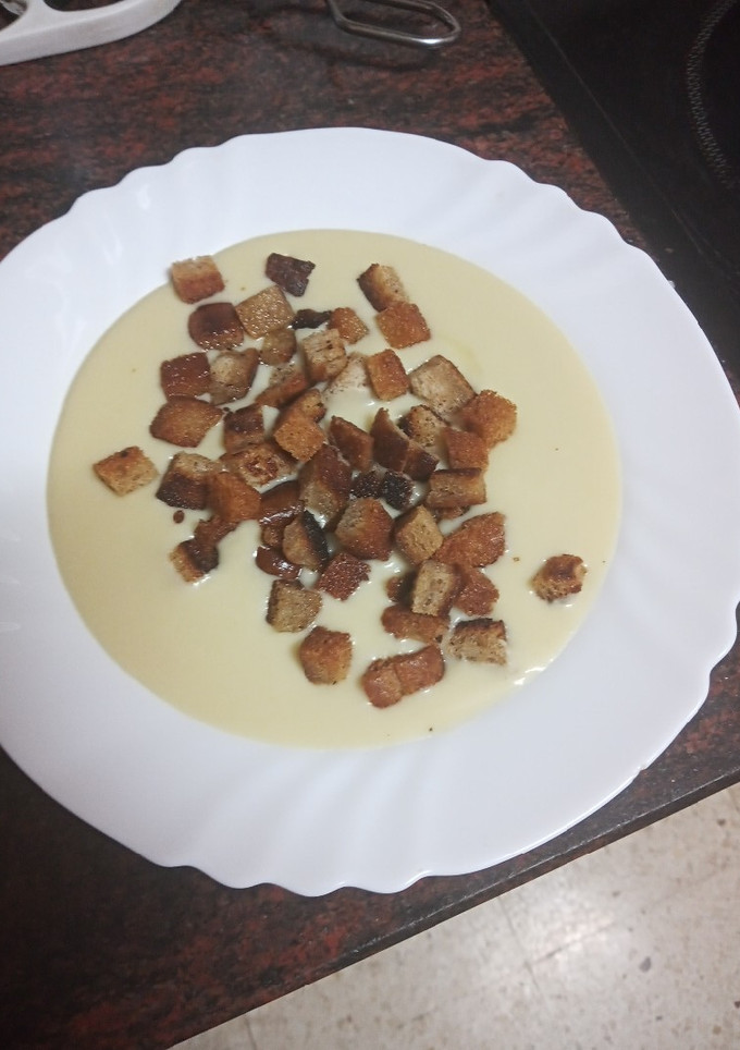 Una foto de Crema de puerros, apio y almendras con pan frito