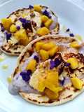 Jogurtowe chlebki z fiołkowym jogurtem, serem paneer i mango