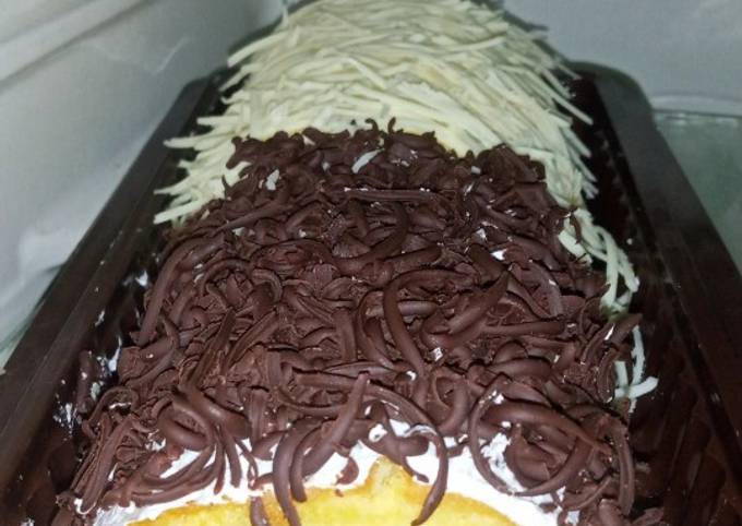 Bolu gulung Isi selai strawberry dan buttercream