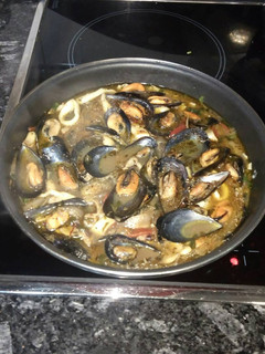 Una foto de Calamares y mejillones con verduras