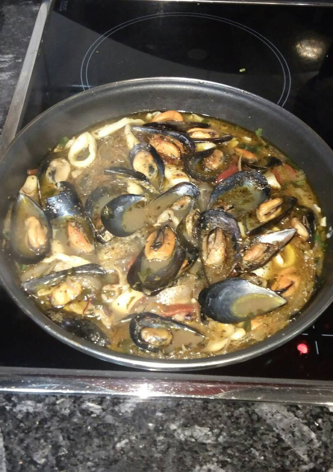 Una foto de Calamares y mejillones con verduras