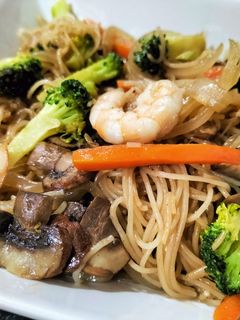 Una foto de Fideos de arroz fritos estilo chino