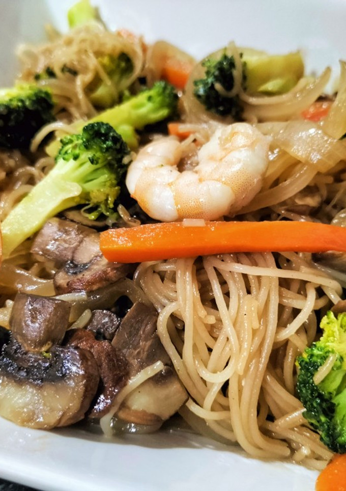 Una foto de Fideos de arroz fritos estilo chino